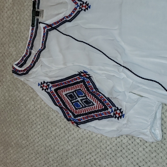 White boho blouse with embroidered details - Picture 3 of 4